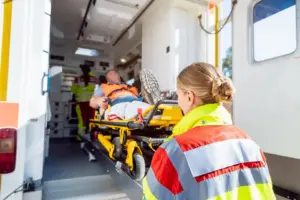 Betegszállítás során a páciens mentő autóba helyezése