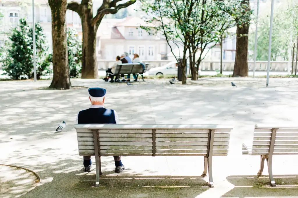 Idős férfi ül a parkban